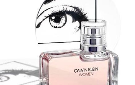 Smyslná, ženská, průzračná – taková je novinka Calvin Klein Women